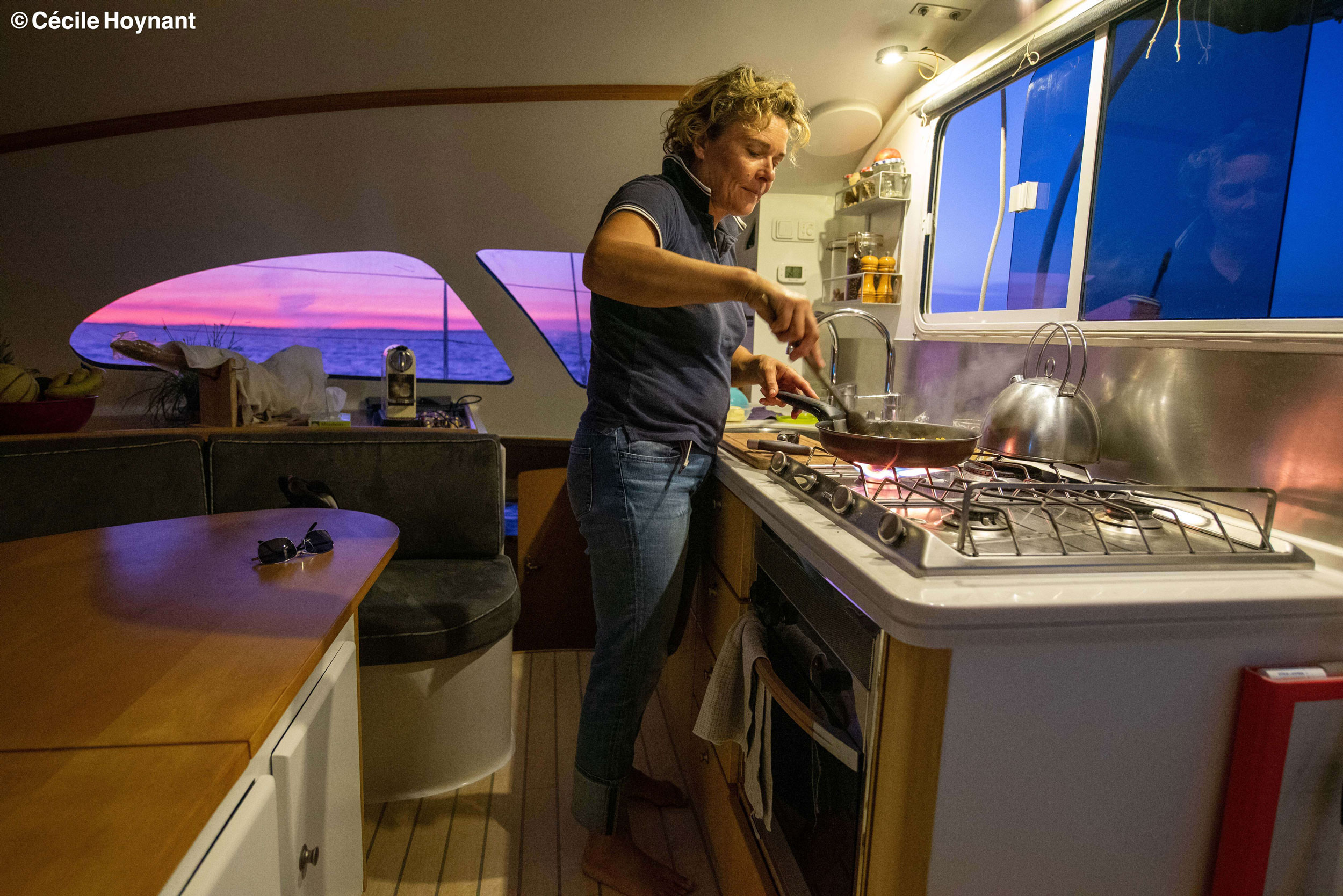 portrait environnemental, catamaran, croisière, cuisine à bord, coucher de soleil