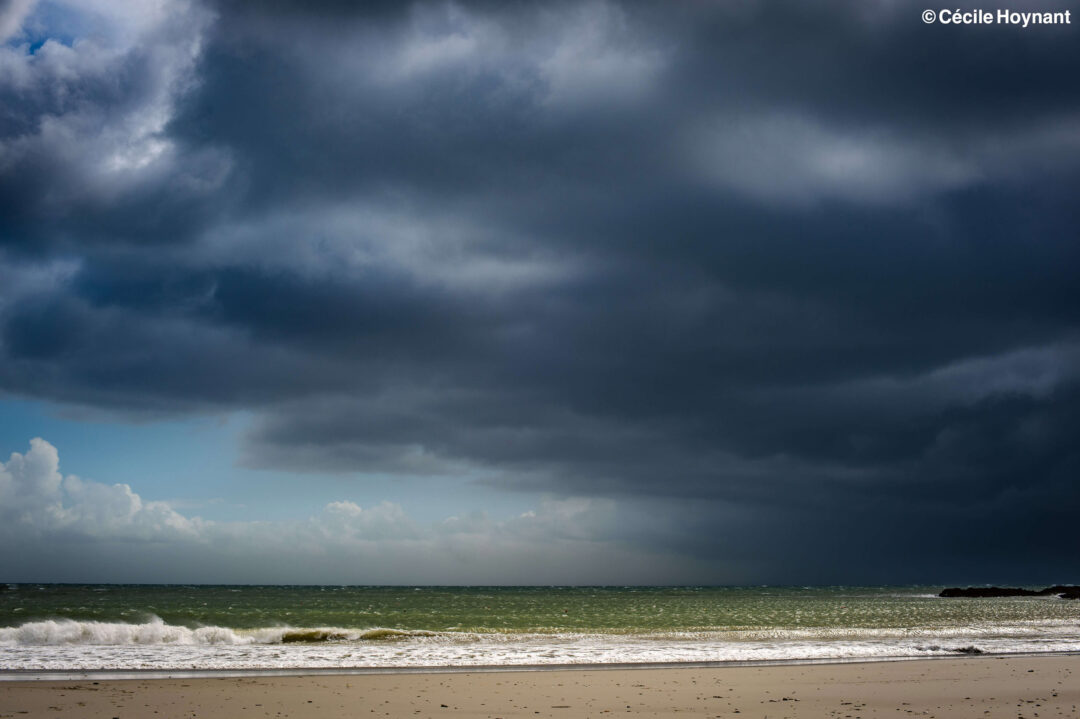 Bretagne, Finistère, Névez, plage de Kersidan, ciel de tempête, nuages sombres, plage de sable, océan, averse, grain, vent fort.