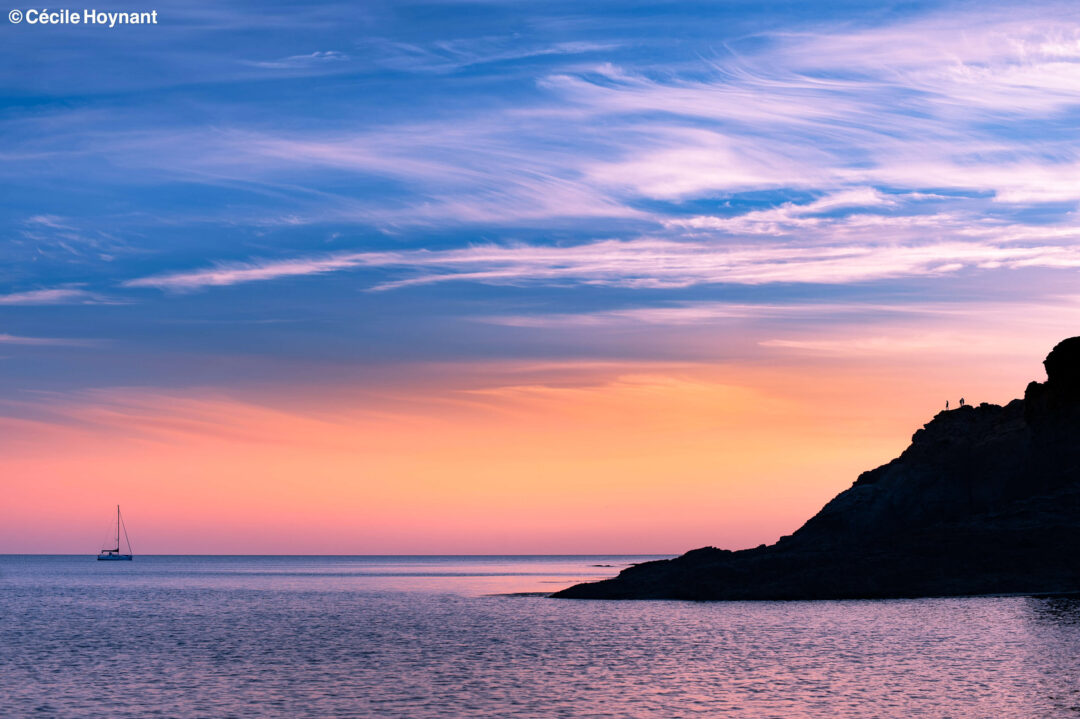 Ile de Groix, Bretagne, Morbihan, mouillage, plaisance, voilier, bateau, côte sauvage, falaise, rochers, promeneurs, coucher de soleil, nuages, cirrus.