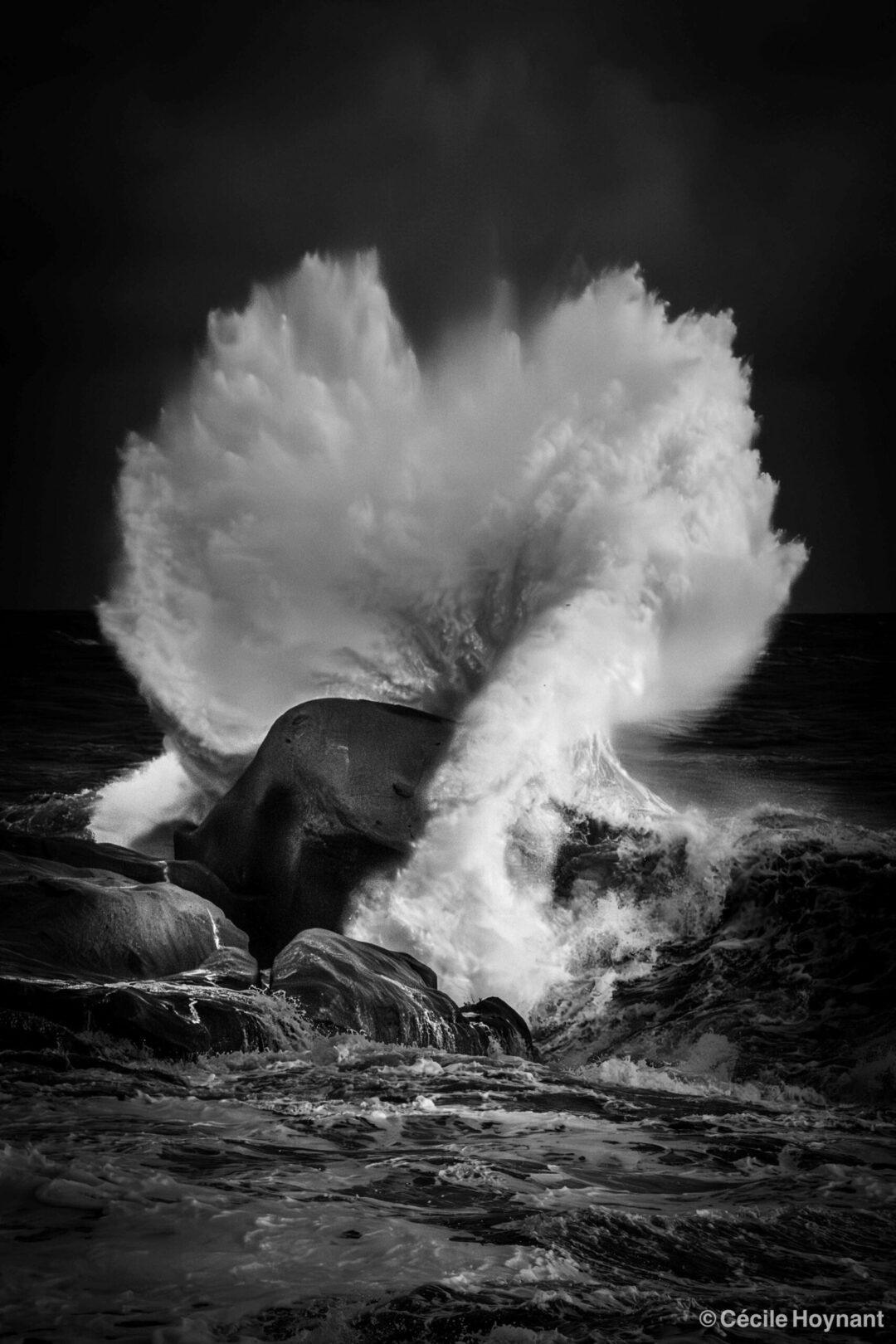 vague explosant sur un rocher lors de la tempête Ciaran en Bretagne.