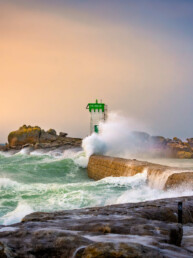 Photographie d'un phare au cœur d'une tempête en Bretagne, tirage d'art numéroté et signé sur Papier Fine Art.