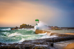Photographie d'un phare au cœur d'une tempête en Bretagne, tirage d'art numéroté et signé sur Papier Fine Art.