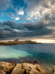 Photographie d'art disponible en tirage numéroté et signé, paysage dramatique à la Pointe de Trévignon après le passage d'une tempête en Bretagne, coucher de soleil sublime et couleur de l'eau turquoise.