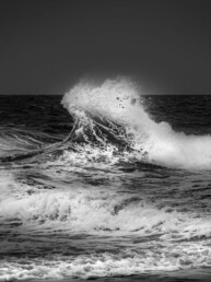 Vague formant un backwash au large des falaises d'une plage de Bretagne Sud, pendant une tempête. Tirage d'art en noir et blanc sur papier Fine Art, signé et numéroté.