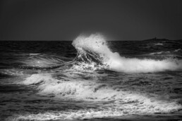 Vague formant un backwash au large des falaises d'une plage de Bretagne Sud, pendant une tempête. Tirage d'art en noir et blanc sur papier Fine Art, signé et numéroté.