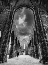 Tirage d'art en noir et blanc sur papier Fine Art, numéroté, signé et en série limitée. Paysage de Bretagne, architecture, patrimoine. Photographie sur ciel dramatique de l'abbaye Saint-Mathieu à Plougonvelin.