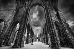 Tirage d'art en noir et blanc sur papier Fine Art, numéroté, signé et en série limitée. Paysage de Bretagne, architecture, patrimoine. Photographie sur ciel dramatique de l'abbaye Saint-Mathieu à Plougonvelin.