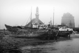 Photographie en noir et blanc du port de Camaret sur Mer en Bretagne. Tirage d'art ressemblant aux anciennes photos en noir et blanc, tirage numéroté en série limité imprimé sur papier Fine Art.