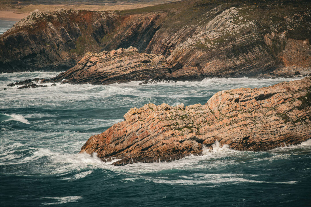 Falaises de la presqu'île de Crozon dans le Finistère se jetant dans la mer, le jour de la tempête Céline.