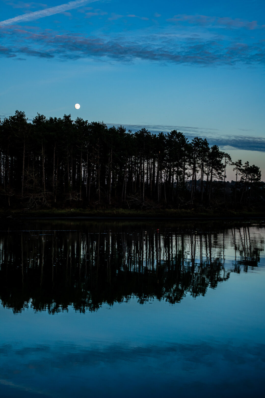 Reflets sur l'Aven à l'heure bleue au lever de Lune.