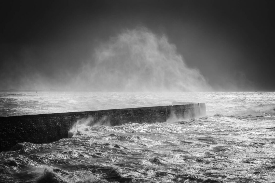 Embruns en suspension après le fracas d'une vague sur la Digue de Lomener dans le Morbihan en Bretagne pendant le passage de la tempête Nelson.