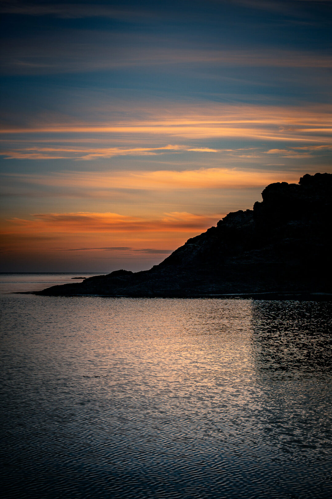 Coucher de soleil orange et bleu à l'île de Groix en Bretagne dans le Morbihan, au mouillage.