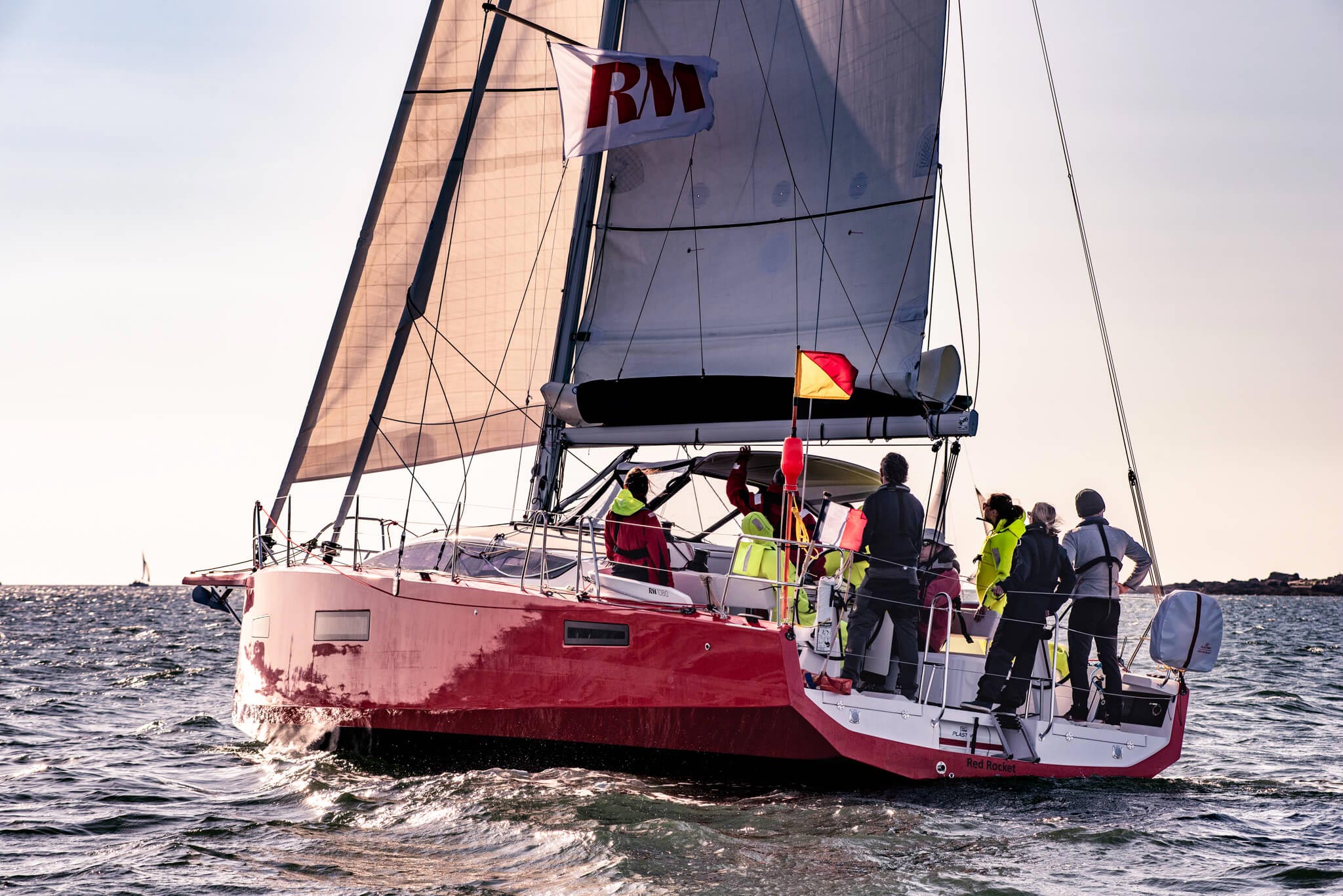 Photo sous voiles du voilier RM 1080 du chantier RM Yachts à La Rochelle. Shooting pour Voile Magazine lors d'un entraînement de manœuvres de récupération d'homme à la mer.