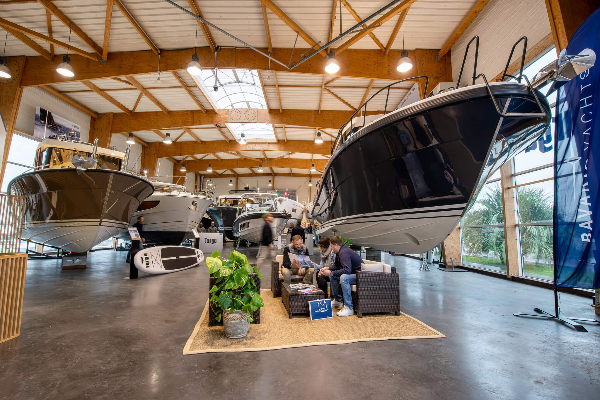 Espace d'exposition de vedettes à moteur Targa et de voiliers Bavaria au sein du chantier SNIP Yachting à Ouistreham, en Normandie. Le hall, très lumineux, est un espace de vente d'exception.