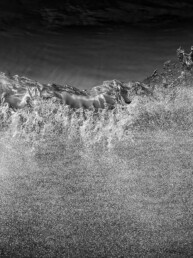 Tirage d'art d'une photo en noir et blanc disponible en sérié limitée, numéroté et signé. Crête d'une vague et goutelettes.