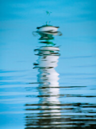 Tirage d'art faisant partir d'un triptyque. Reflet d'un phare dans l'eau, impression sur papier Fine Art.