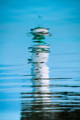 Tirage d'art faisant partir d'un triptyque. Reflet d'un phare dans l'eau, impression sur papier Fine Art.