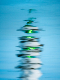 Tirage d'art faisant partir d'un triptyque. Reflet d'un phare dans l'eau, impression sur papier Fine Art.