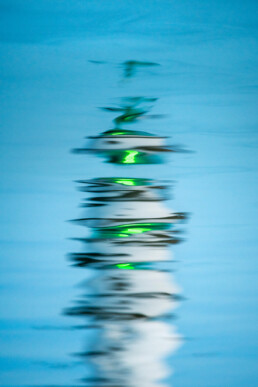 Tirage d'art faisant partir d'un triptyque. Reflet d'un phare dans l'eau, impression sur papier Fine Art.