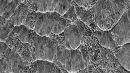 Photographie d'art en noir et blanc disponible en tirage d'art numéroté, signé, en série limitée. La marée montante forme sur le sable des formes magnifiques.