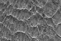 Photographie d'art en noir et blanc disponible en tirage d'art numéroté, signé, en série limitée. La marée montante forme sur le sable des formes magnifiques.