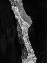 Tirage d'art d'une photo en noir et blanc, en série limitée, numéroté et signé. Faille taillée dans une falaise de Belle-Ile.