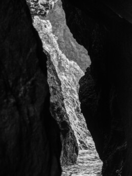 Tirage d'art d'une photo en noir et blanc, en série limitée, numéroté et signé. Faille taillée dans une falaise de Belle-Ile.