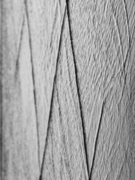 Géométrie liquide, photographie d'art en noir et blanc de l'eau formant des lignes géométriques régulières sur une plage du Morbihan.