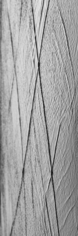 Géométrie liquide, photographie d'art en noir et blanc de l'eau formant des lignes géométriques régulières sur une plage du Morbihan.