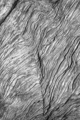 Tirage d'art d'une photo en noir et blanc, en série limitée, numéroté et signé. Plis dans une roche d'une falaise de Belle-Ile évoquant de la peau ridée.