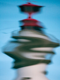 Tirage d'art faisant partir d'un triptyque. Reflet d'un phare dans l'eau, impression sur papier Fine Art.