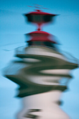 Tirage d'art faisant partir d'un triptyque. Reflet d'un phare dans l'eau, impression sur papier Fine Art.