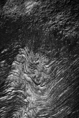 Tirage d'art d'une photo en noir et blanc, en série limitée, numéroté et signé. Plis de roche d'une falaise à Belle-Île ressemblant à un visage.