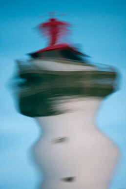 Tirage d'art faisant partir d'un triptyque. Reflet d'un phare dans l'eau, impression sur papier Fine Art.