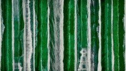 Tirage d'art panoramique formé par l'assemblage de dix photos de vagues de couleur verte, au format vertical. Cécile Hoynant, série Mer & Matières.