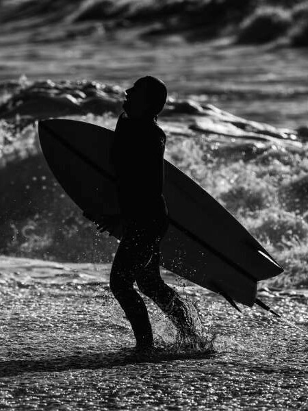 Surfeuse photographiée en noir et blanc par Cécile Hoynant pour le projet Créatures